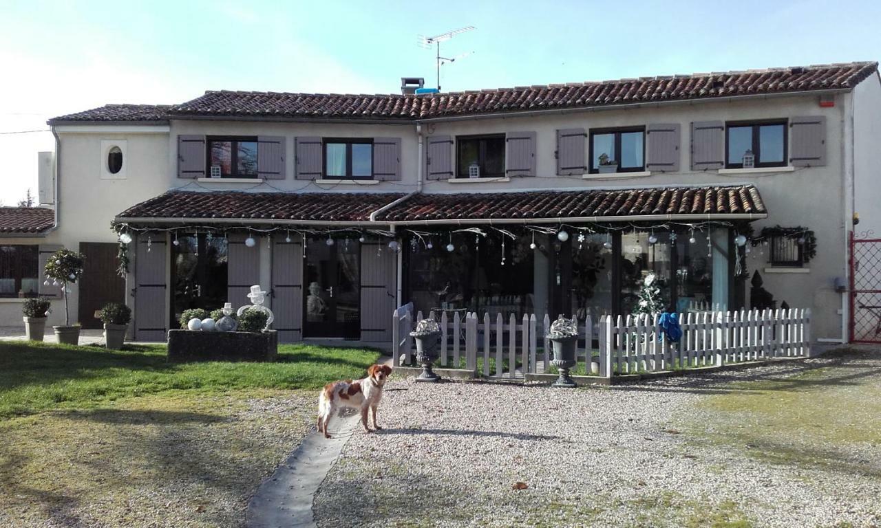 Le Grillage A Poules Bed and Breakfast Châteaubernard Exteriör bild